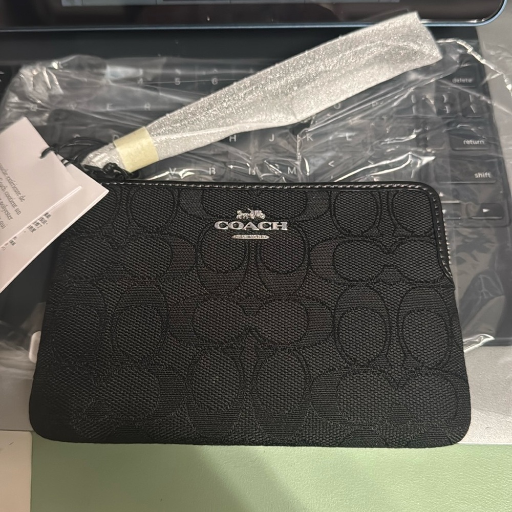 Coach Outlet Signature Zip Wristlet -new!